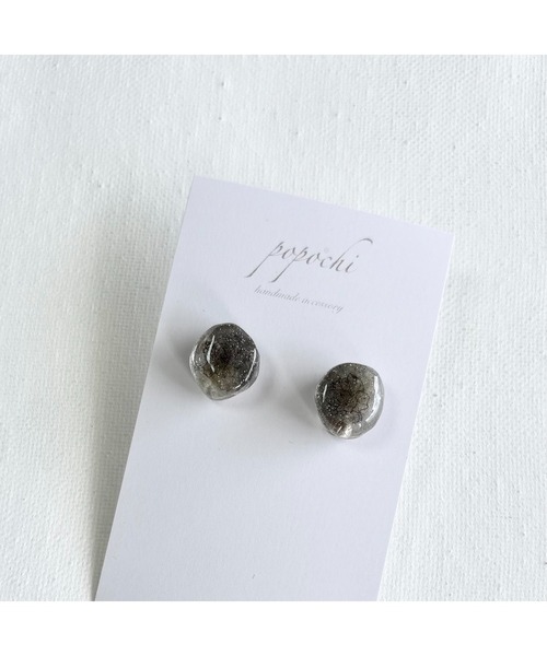tone(トーン)の「【popochi】ドライフラワー ピアス ブラック レジン シンプル くすみ ニュアンス 大人可愛い(MA)(ピアス(両耳用)・レディース・ホワイト系/ブラック系/ブラック・FREE)」の2枚目の写真