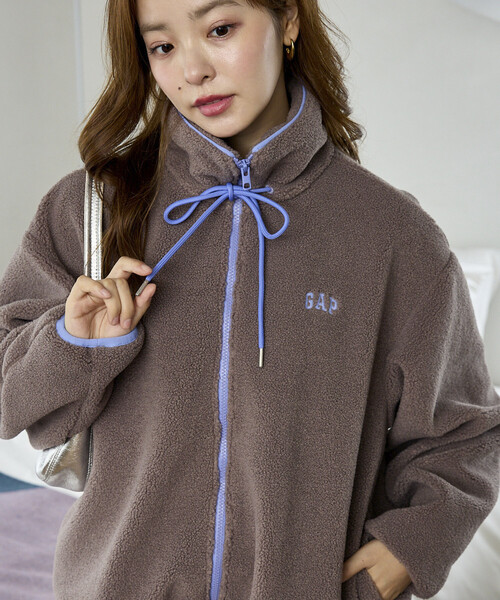 GAP(ギャップ)の「PUBLUX × GAP/ギャップ 配色 リボン ドローコード ジップ フリース ジャケット 限定展開(ブルゾン・レディース・ブラウン/ベージュ/チャコールグレー・フリ-)」の3枚目の写真