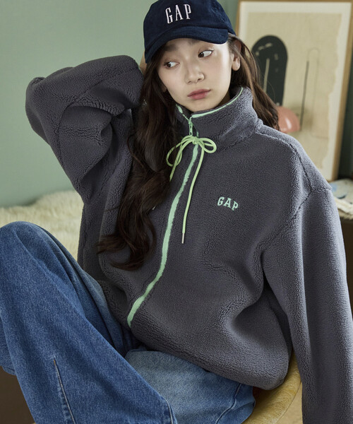 GAP(ギャップ)の「PUBLUX × GAP/ギャップ 配色 リボン ドローコード ジップ フリース ジャケット 限定展開(ブルゾン・レディース・ブラウン/ベージュ/チャコールグレー・フリ-)」の4枚目の写真