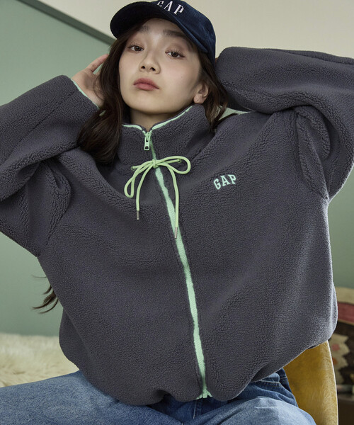 GAP(ギャップ)の「PUBLUX × GAP/ギャップ 配色 リボン ドローコード ジップ フリース ジャケット 限定展開(ブルゾン・レディース・ブラウン/ベージュ/チャコールグレー・フリ-)」の5枚目の写真