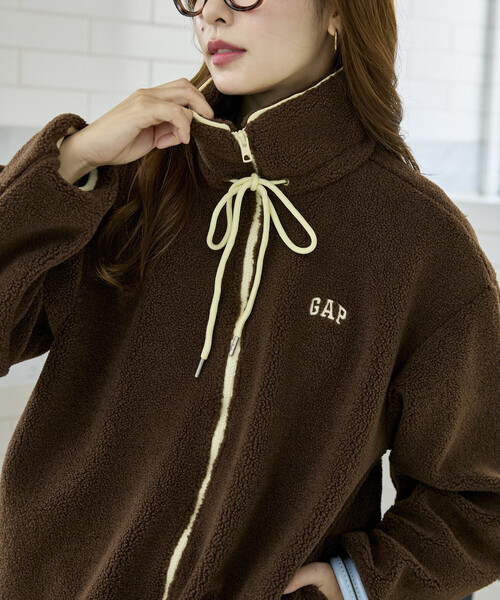 GAP(ギャップ)の「PUBLUX × GAP/ギャップ 配色 リボン ドローコード ジップ フリース ジャケット 限定展開(ブルゾン・レディース・ブラウン/ベージュ/チャコールグレー・フリ-)」の13枚目の写真