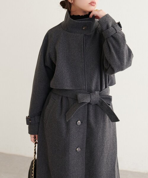 natural couture（ナチュラルクチュール）の「スタンドカラーロングコート（その他アウター・レディース・グレイッシュベージュ/ブルー/モカ/ブラック/ネイビー/ブラウン/チャコールグレー/オフホワイト/サックスブルー・FREE）」の3枚目の写真
