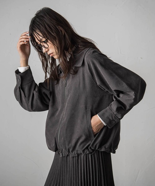MAYSON GREY(メイソングレイ)の「スウェードライクステンカラーブルゾン≪セットアップ対応≫(ライダースジャケット・レディース・チャコールグレー/キャメル・M)」の16枚目の写真