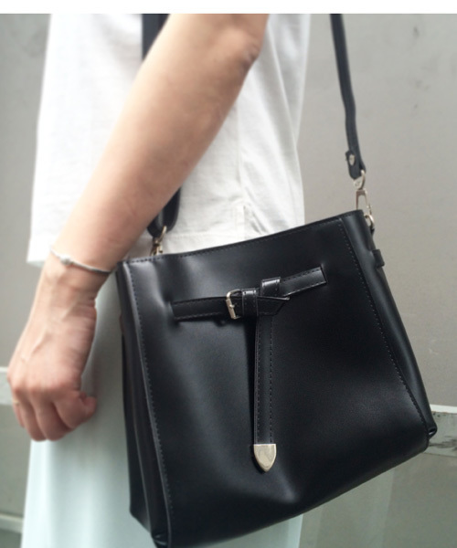 mystic(ミスティック)の「NEWベルト使いバック(ショルダーバッグ・レディース・キャメル/グレー/ブラック・フリ-)」の2枚目の写真