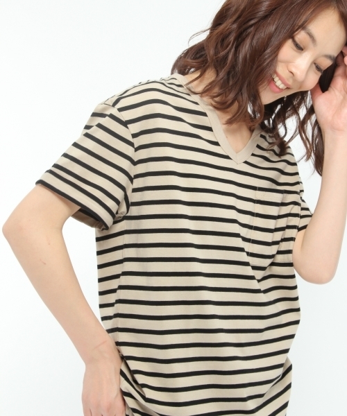 LAKOLE（ラコレ）の「【汗ジミ軽減】ロールアップボーダー柄VネックTシャツ / LAKOLE（Tシャツ/カットソー・レディース・ブラック/アイボリー/ホワイト・SMALL/MEDIUM/LARGE）」の3枚目の写真