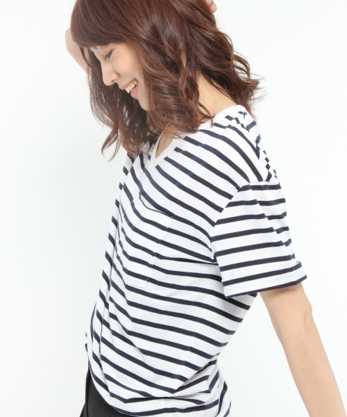 LAKOLE（ラコレ）の「【汗ジミ軽減】ロールアップボーダー柄VネックTシャツ / LAKOLE（Tシャツ/カットソー・レディース・ブラック/アイボリー/ホワイト・SMALL/MEDIUM/LARGE）」の2枚目の写真