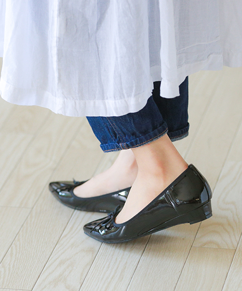 menue(メヌエ)の「ウエッジヒール ポインテッドトゥ バレエシューズ(バレエシューズ・レディース・レッド/モスグリーン/ベージュ/マスタード/ネイビー/グレー/ブラック系その他3/ブラック系その他/ブラック系その他2/ブラウン系その他/ブラック・36/37/34/39/38/41/40/35)」の3枚目の写真