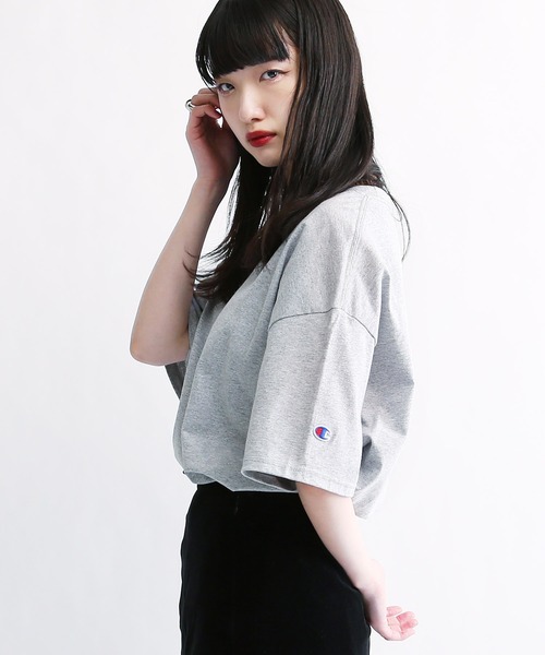Champion（チャンピオン）の「Champion / チャンピオン ベーシック オーバーサイズ 半袖 クルーネック ワッペン ロゴ 無地 Tシャツ（Tシャツ/カットソー・メンズ・ブラック/グレー/アッシュグレー/チャコールグレー/ホワイト/ダークグリーン/ネイビー/マルーン/ロイヤルブルー/パープル/レッド/オレンジ/ゴールド・SMALL/MEDIUM/LARGE/X-LARGE/XX-LARGE/XXX-LARGE）」の5枚目の写真