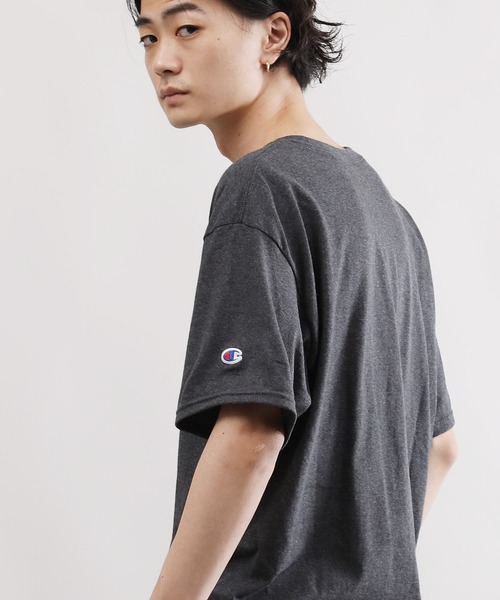 Champion（チャンピオン）の「Champion / チャンピオン ベーシック オーバーサイズ 半袖 クルーネック ワッペン ロゴ 無地 Tシャツ（Tシャツ/カットソー・メンズ・ブラック/グレー/アッシュグレー/チャコールグレー/ホワイト/ダークグリーン/ネイビー/マルーン/ロイヤルブルー/パープル/レッド/オレンジ/ゴールド・SMALL/MEDIUM/LARGE/X-LARGE/XX-LARGE/XXX-LARGE）」の3枚目の写真