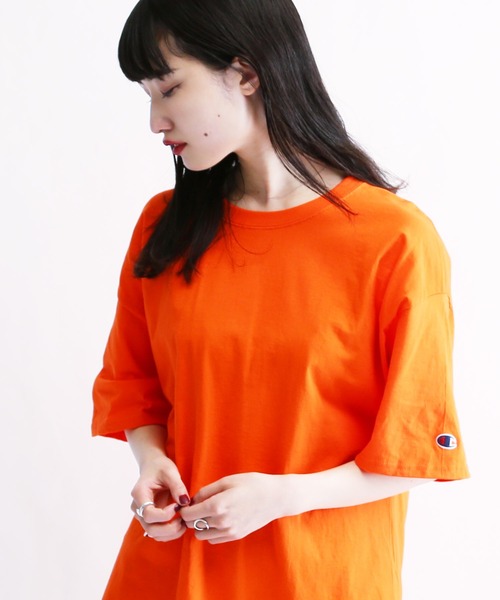 Champion（チャンピオン）の「Champion / チャンピオン ベーシック オーバーサイズ 半袖 クルーネック ワッペン ロゴ 無地 Tシャツ（Tシャツ/カットソー・メンズ・ブラック/グレー/アッシュグレー/チャコールグレー/ホワイト/ダークグリーン/ネイビー/マルーン/ロイヤルブルー/パープル/レッド/オレンジ/ゴールド・SMALL/MEDIUM/LARGE/X-LARGE/XX-LARGE/XXX-LARGE）」の12枚目の写真