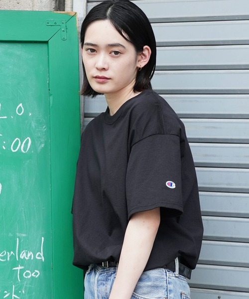 Champion（チャンピオン）の「Champion / チャンピオン ベーシック オーバーサイズ 半袖 クルーネック ワッペン ロゴ 無地 Tシャツ（Tシャツ/カットソー・メンズ・ブラック/グレー/アッシュグレー/チャコールグレー/ホワイト/ダークグリーン/ネイビー/マルーン/ロイヤルブルー/パープル/レッド/オレンジ/ゴールド・SMALL/MEDIUM/LARGE/X-LARGE/XX-LARGE/XXX-LARGE）」の2枚目の写真