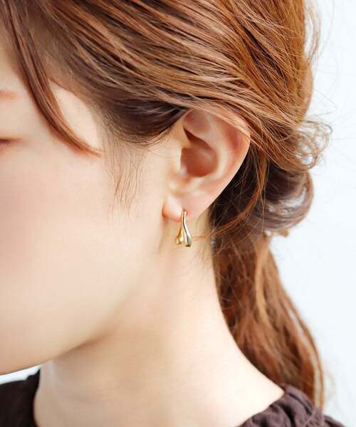 ANEMONE（アネモネ）の「セミマットカーブラインのバックキャッチピアス[C]（ピアス（両耳用）・レディース・ゴールド/シルバー・FREE）」の5枚目の写真