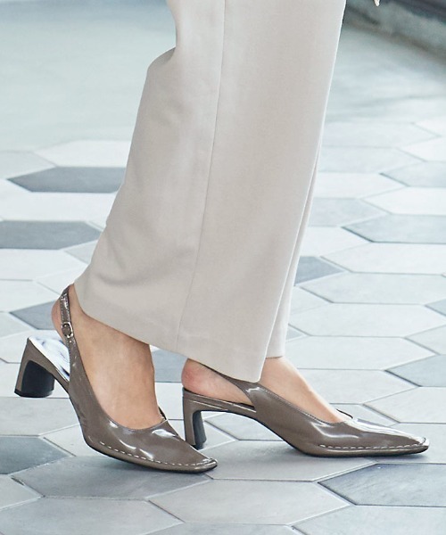 KOBE LETTUCE(コウベレタス)の「ステッチスクエアトゥバックストラップミュール(その他シューズ・レディース・ピンクベージュ/ブラック/モカ・LL/M/L/S)」の1枚目の写真