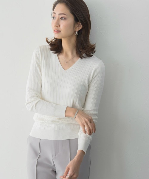 Pierrot(ピエロ)の「UV&シルクタッチ2type長袖リブニット(ニット/セーター・レディース・ブラック/ダークブラウン/ネイビー/グレー/オフホワイト/ピンク/ブルー/ホワイト系その他/ブラック系その他/グレー系その他/ブラウン系その他/ベージュ系その他/ピンク系その他/ライトベージュ/ブルーパープル/ブラウン/ブラウン系その他2/パープル系2/グリーン系その他/グリーン系その他2/パープル系/グリーン系/ミント・LL/L/M)」の2枚目の写真