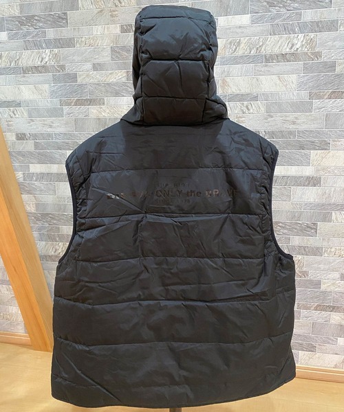 DIESEL（ディーゼル）の「2way リフレクターバックロゴ 中綿ベスト「W-SUN-REV」（ダウンベスト・メンズ・ブラック・L）」の2枚目の写真