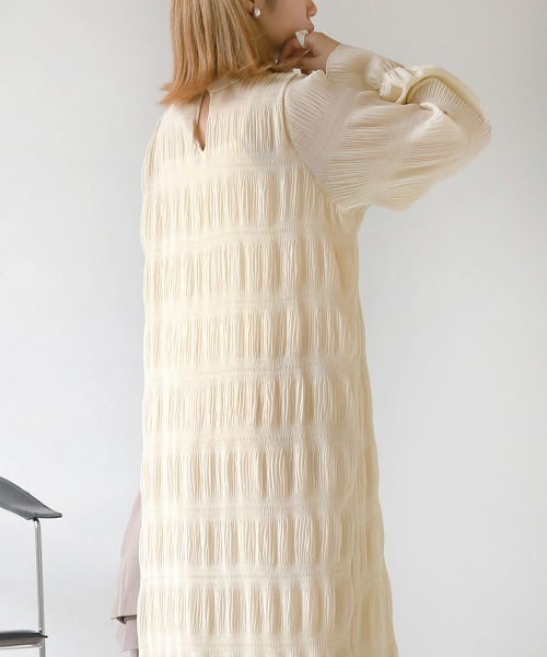 Bab（バブ）の「《新色追加》シワプリーツハイネックロングワンピース（ワンピース・レディース・ブラック/ベージュ/アイボリー/ブラウン/ピンク/ライトグレー・M）」の9枚目の写真