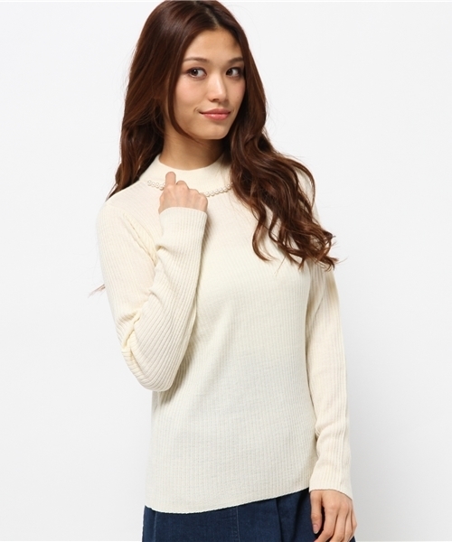 natural couture(ナチュラルクチュール)の「【natural couture NICE CLAUP】リブハイネックパールプルオーバーニット(ニット/セーター・レディース・オフホワイト/ボルドー/グリーン/ブラック/その他12/その他・FREE)」の2枚目の写真