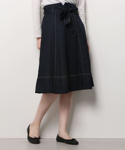 TRUDEA(トルディア)の「共ベルトステッチハギフレアスカート(スカート・レディース・ネイビー/ブルー・SMALL/MEDIUM)」の14枚目の写真