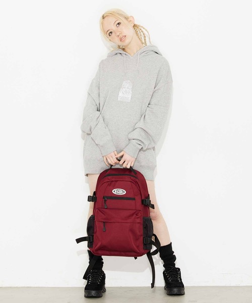 X-girl（エックスガール）の「定番｜OVAL LOGO BACKPACK/オーバルロゴ　バッグパック/リュック（バックパック/リュック・レディース・バーガンディー/ブラック・ONE SIZE）」の3枚目の写真