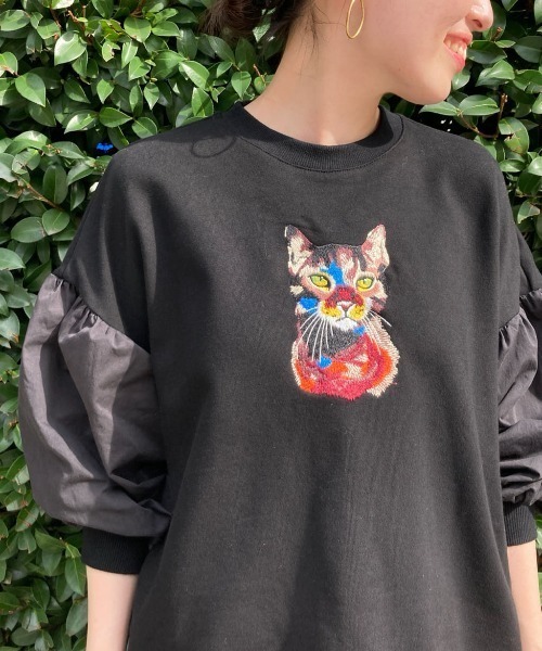 BEARDSLEY(ビアズリー)の「ネコ刺繍袖パフカットソー:すぐにお届け!(Tシャツ/カットソー・レディース・ブラック・FREE)」の1枚目の写真