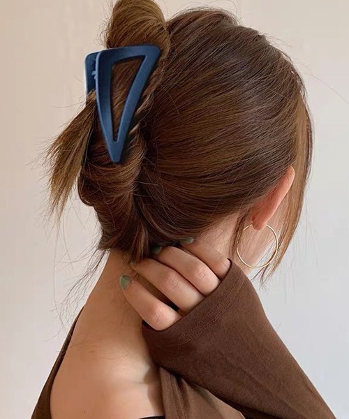 Fun & Daily（ファンアンドデイリー）の「マットカラートライアングルヘアクリップ（バレッタ/ヘアクリップ・レディース・ブラック/ベージュ/ネイビー/オレンジ/グリーン/ワインレッド/ブルーグリーン・FREE）」の5枚目の写真