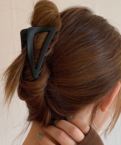 Fun & Daily（ファンアンドデイリー）の「マットカラートライアングルヘアクリップ（バレッタ/ヘアクリップ・レディース・ブラック/ベージュ/ネイビー/オレンジ/グリーン/ワインレッド/ブルーグリーン・FREE）」の2枚目の写真