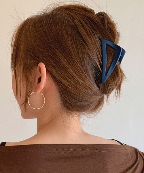 Fun & Daily（ファンアンドデイリー）の「マットカラートライアングルヘアクリップ（バレッタ/ヘアクリップ・レディース・ブラック/ベージュ/ネイビー/オレンジ/グリーン/ワインレッド/ブルーグリーン・FREE）」の9枚目の写真