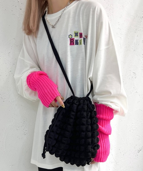 apres jour mignon（アプレジュールミニョン）の「ぽこぽこ巾着バッグ【ZOZOTOWN限定アイテム】（ショルダーバッグ・レディース・ブラック/アイボリー・フリー）」の2枚目の写真