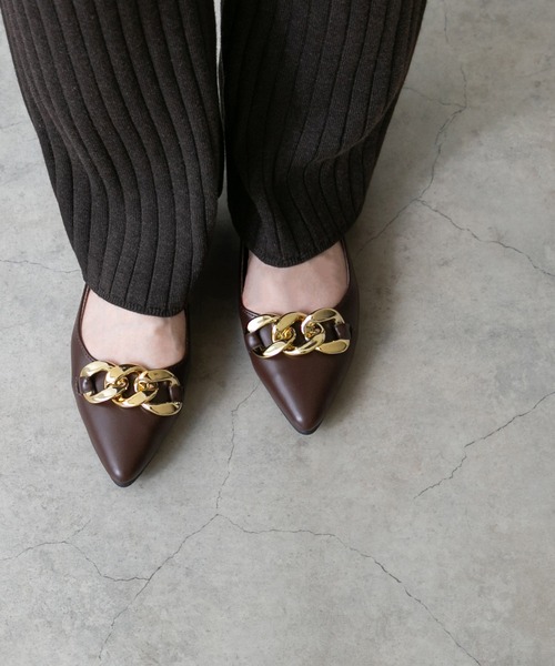menue（メヌエ）の「チェーンパーツフラットパンプス（パンプス・レディース・アイボリー/ダークブラウン/ベージュ/ブラック・22.5cm/24.5cm/22.0cm/23.5cm/25.0cm/23.0cm/24.0cm）」の4枚目の写真