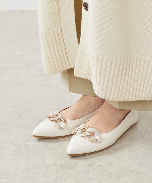 menue（メヌエ）の「チェーンパーツフラットパンプス（パンプス・レディース・アイボリー/ダークブラウン/ベージュ/ブラック・22.5cm/24.5cm/22.0cm/23.5cm/25.0cm/23.0cm/24.0cm）」の5枚目の写真