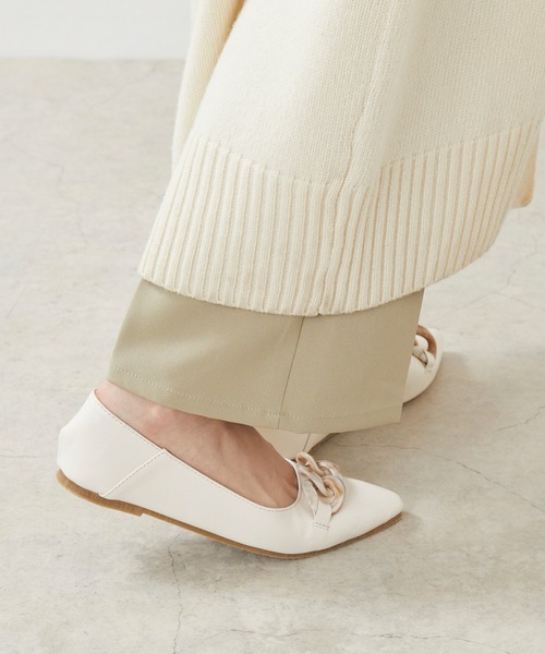 menue（メヌエ）の「チェーンパーツフラットパンプス（パンプス・レディース・アイボリー/ダークブラウン/ベージュ/ブラック・22.5cm/24.5cm/22.0cm/23.5cm/25.0cm/23.0cm/24.0cm）」の6枚目の写真