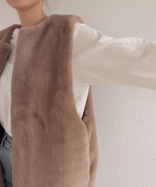 andme（アンドミー）の「フェイクファーベスト（ベスト・レディース・チャコールグレー/ブラウン/アイボリー/グレイッシュベージュ・M）」の21枚目の写真