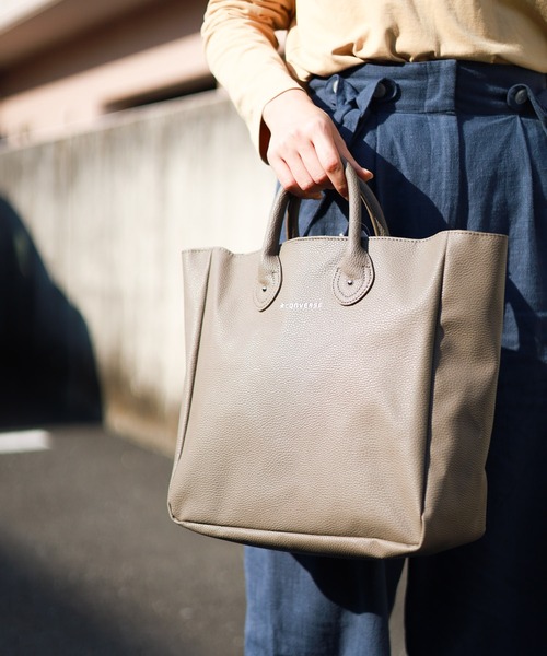 CONVERSE(コンバース)の「【78】【CONVERSE(コンバース)】EMBOSS LEATHER LIKE TOTE BAG(トートバッグ・レディース・ライトグレー/グレー・FREE)」の2枚目の写真
