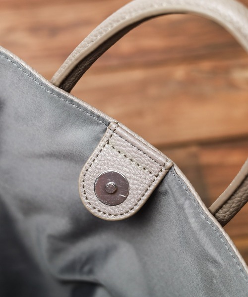 CONVERSE(コンバース)の「【78】【CONVERSE(コンバース)】EMBOSS LEATHER LIKE TOTE BAG(トートバッグ・レディース・ライトグレー/グレー・FREE)」の7枚目の写真
