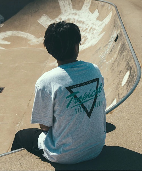 KIBACOWORKS（キバコワークス）の「【 KIBACOWORKS / キバコワークス 】 プリント Tシャツ "TROPICAL STATE OF MIND" TEE TROPICAL TEE KCI（Tシャツ/カットソー・メンズ・ホワイト/パープル/グレー・S/M/L/XL/XXL）」の3枚目の写真