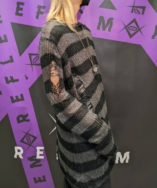 NOVESSEL（ノベセル）の「A'GEM/9 × .kom『NOVESSEL/ノベセル』ボーダーダメージニットソー/ニットプルオーバー（ニット/セーター・レディース・ブラック×ピンク/ブラック×グレー/ブラック×ホワイト/ブラック×パープル/ブラック×レッド/ブラック×ブルー・FREE）」の10枚目の写真