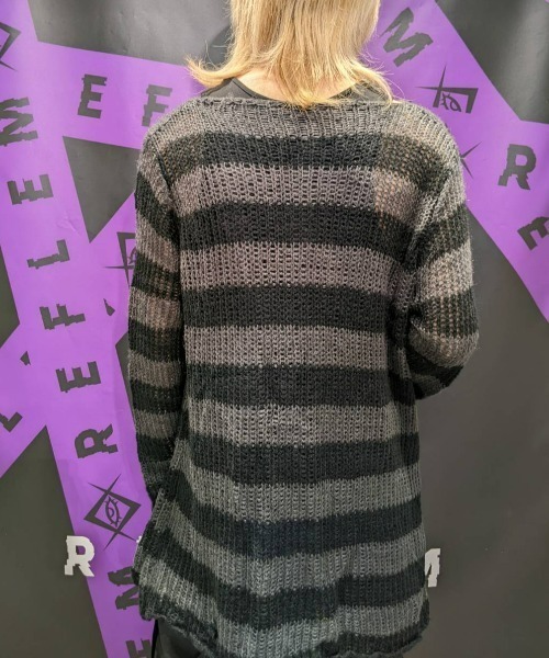 NOVESSEL（ノベセル）の「A'GEM/9 × .kom『NOVESSEL/ノベセル』ボーダーダメージニットソー/ニットプルオーバー（ニット/セーター・レディース・ブラック×ピンク/ブラック×グレー/ブラック×ホワイト/ブラック×パープル/ブラック×レッド/ブラック×ブルー・FREE）」の22枚目の写真