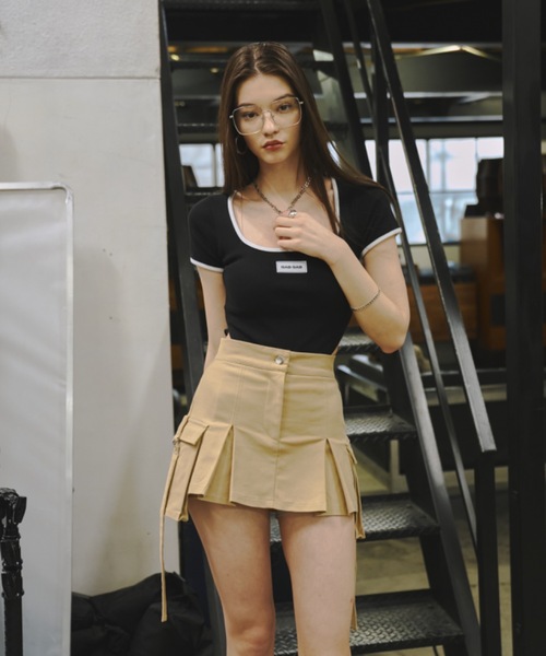 【関税込み】Mugler カーキ カーゴ ミニスカート Muglerのカーキ カーゴ ミニスカートがセール中