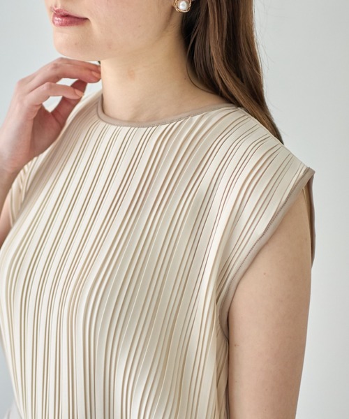 tocco closet(トッコ クローゼット)の「【ZOZO限定】ランダムプリーツノースリーブトップス(Tシャツ/カットソー・レディース・アイボリー/モカ/グレイッシュベージュ/ブラック・M)」の2枚目の写真