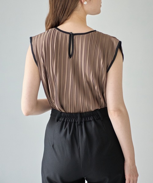 tocco closet(トッコ クローゼット)の「【ZOZO限定】ランダムプリーツノースリーブトップス(Tシャツ/カットソー・レディース・アイボリー/モカ/グレイッシュベージュ/ブラック・M)」の6枚目の写真