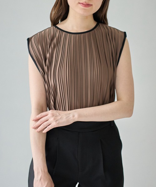 tocco closet(トッコ クローゼット)の「【ZOZO限定】ランダムプリーツノースリーブトップス(Tシャツ/カットソー・レディース・アイボリー/モカ/グレイッシュベージュ/ブラック・M)」の14枚目の写真
