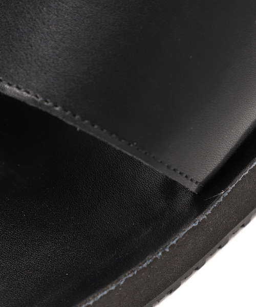 B.C STOCK(ベーセーストック)の「LEATHER SLIDER SANDALS(サンダル・メンズ・ブラウン/ブラック・MEDIUM/LARGE)」の3枚目の写真
