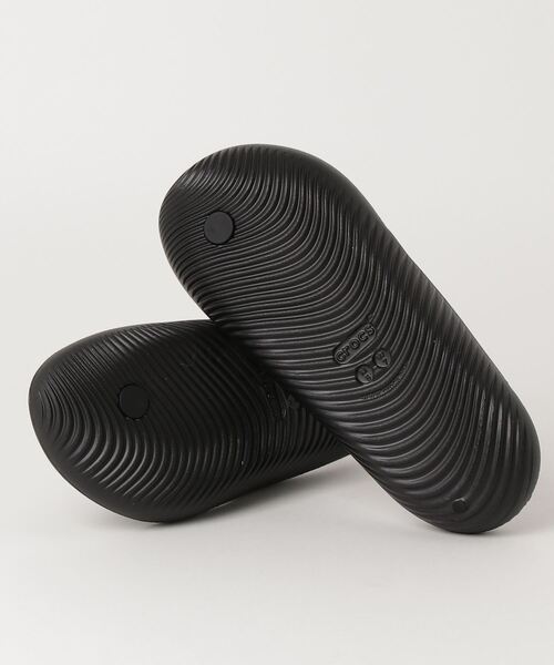 crocs（クロックス）の「CROCS/クロックス レディース メンズ Mellow Recovery Flip  メロウ リカバリー  フリップ 軽量 サンダル 208437-001（サンダル・レディース・ブラック×ブラック・23.0cm/24.0cm/25.0cm/26.0cm/27.0cm/28.0cm）」の3枚目の写真