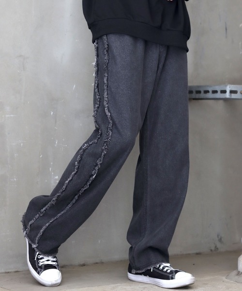 SITRY(シトリー)の「Wide Tapered side fringe Denim pants/ワイドテーパード サイドフリンジ デニム パンツ(デニムパンツ・メンズ・ブラック/ケミカルウォッシュ/インディゴブルー/ブラック系その他2/ブラック系その他・S/L/LL/M)」の2枚目の写真
