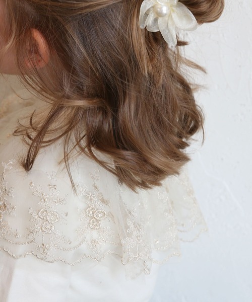 Rora（ローラ）の「イリリス トップス / レース 花 フワラー（Tシャツ/カットソー・キッズ・オフホワイト/ブラック・110/120/150/130/140/100）」の3枚目の写真