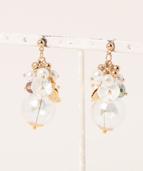 tone(トーン)の「【charme by pimo 】ガラスドーム 花 パール ピアス(MA)(ピアス(両耳用)・レディース・ホワイト/グレイッシュベージュ・FREE)」の1枚目の写真