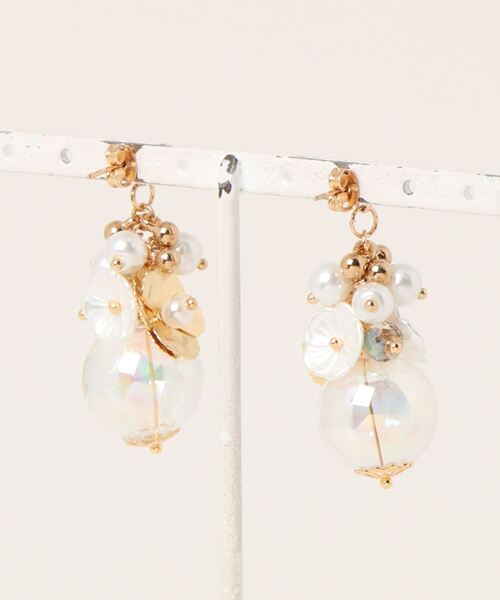 tone(トーン)の「【charme by pimo 】ガラスドーム 花 パール ピアス(MA)(ピアス(両耳用)・レディース・ホワイト/グレイッシュベージュ・FREE)」の3枚目の写真