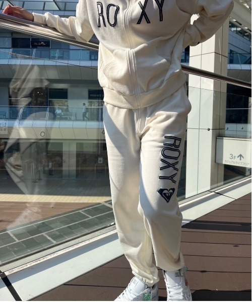 ROXY(ロキシー)の「JIVY PANTS/ロキシーサイドブランドロゴプリントリラックススウェットパンツ(スウェットパンツ・レディース・ホワイト/レッド/ブラック・LARGE/MEDIUM/SMALL/X-LARGE)」の8枚目の写真