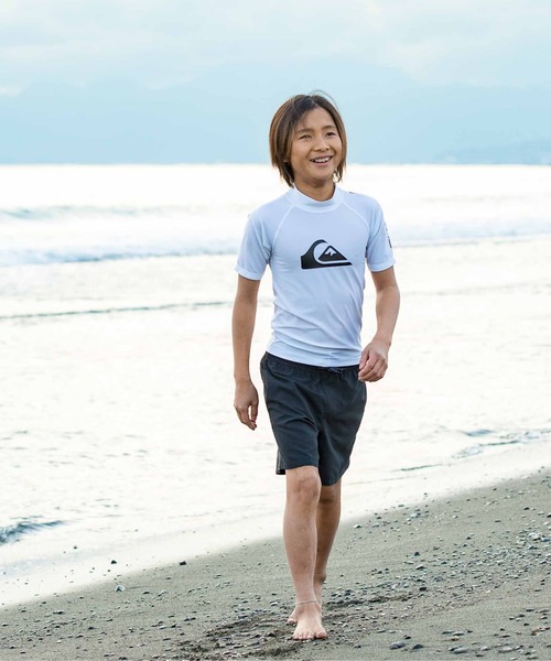 Quiksilver(クイックシルバー)の「ALL TIME SR YOUTH/クイックシルバーキッズ半袖ブランドロゴラッシュガード(水着)(ラッシュガード・キッズ・ホワイト/ブラック系その他/ブラック/カーキ・110/120/130/140/150/160/100)」の1枚目の写真