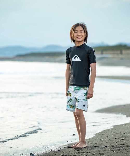 Quiksilver(クイックシルバー)の「ALL TIME SR YOUTH/クイックシルバーキッズ半袖ブランドロゴラッシュガード(水着)(ラッシュガード・キッズ・ホワイト/ブラック系その他/ブラック/カーキ・110/120/130/140/150/160/100)」の2枚目の写真